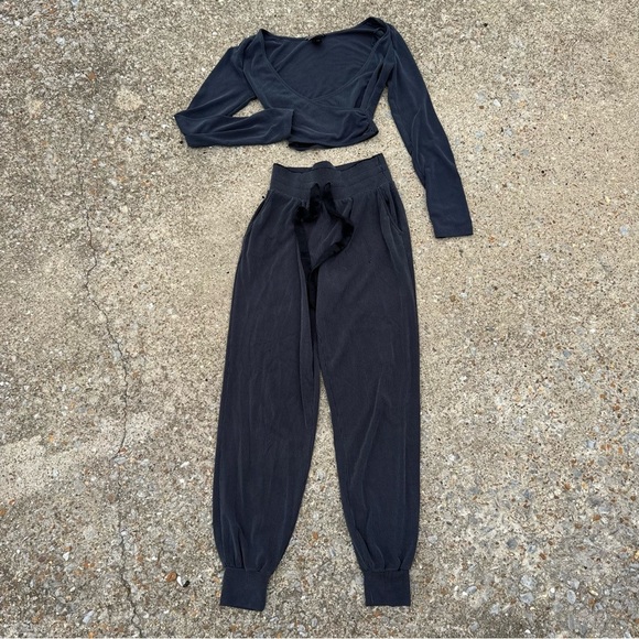 VICTORIA SECRET Black Long Sleeve Crop Top and Jogger lounge Set small - Picture 1 of 9